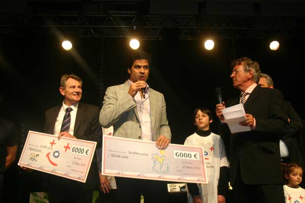 Remise des 2 ch. de 6000 € (à M. Vines d'Hôpital sourire et à Raï de Gol de letra)