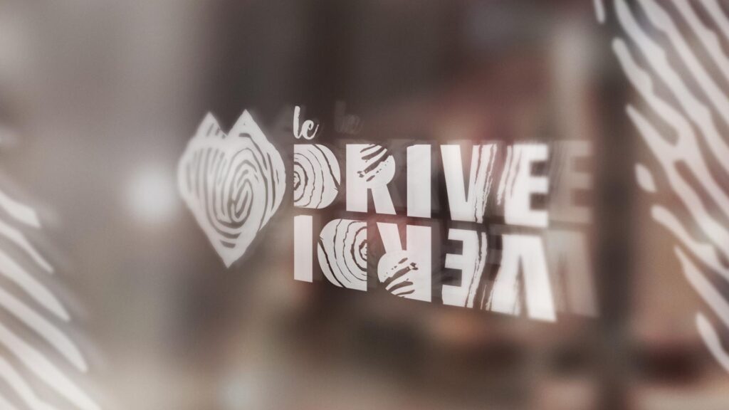 Logotype Le Drive Verdi sur vitrine