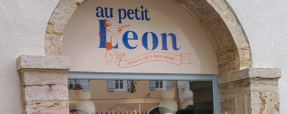 Le logo au petit Léon sur la devanture de la librairie