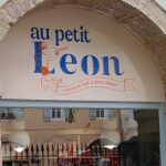 Le logo au petit Léon sur la devanture de la librairie