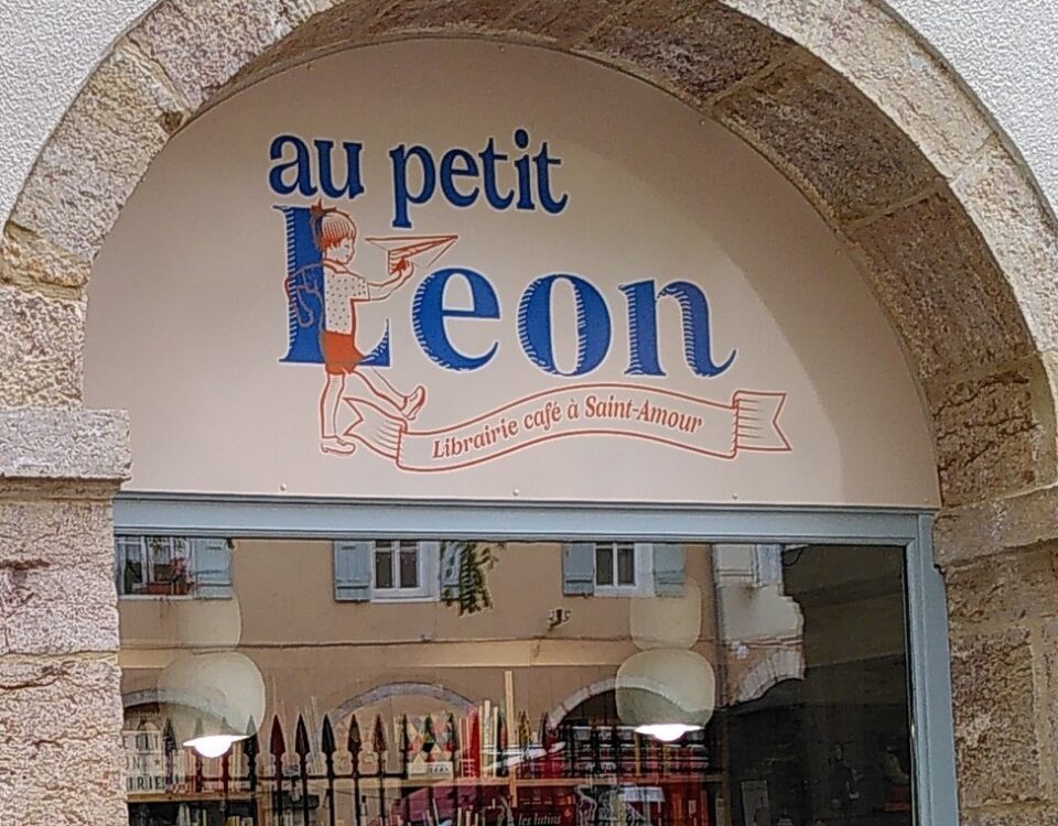 Le logo au petit Léon sur la devanture de la librairie