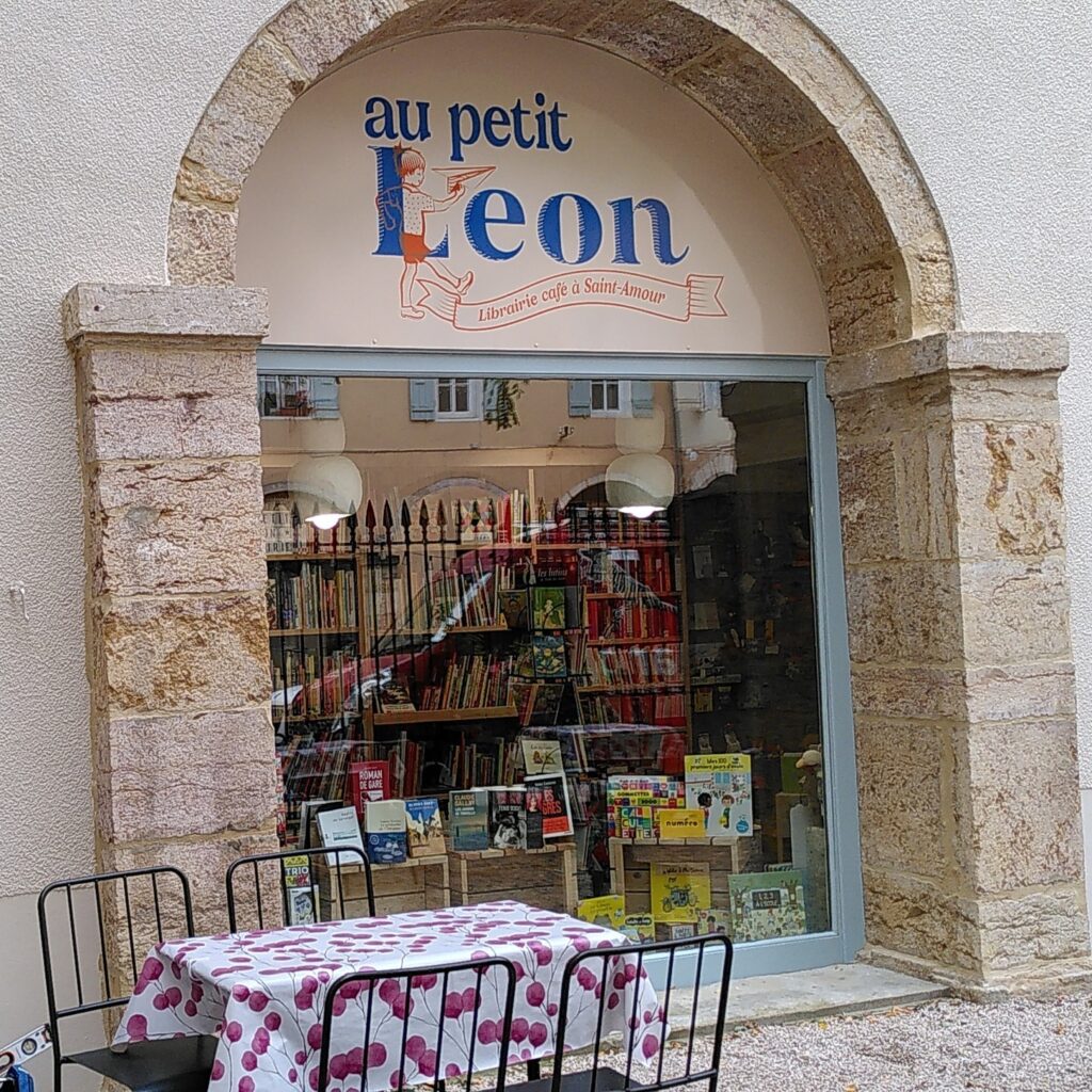 Devanture de la librairie café au petit Léon à Saint Amour